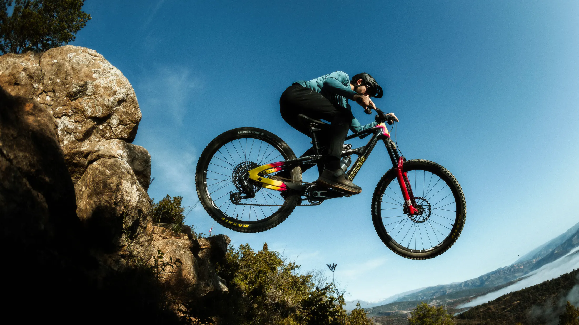 Ciclista practicando mountain bike con una bicicleta Cannondale
